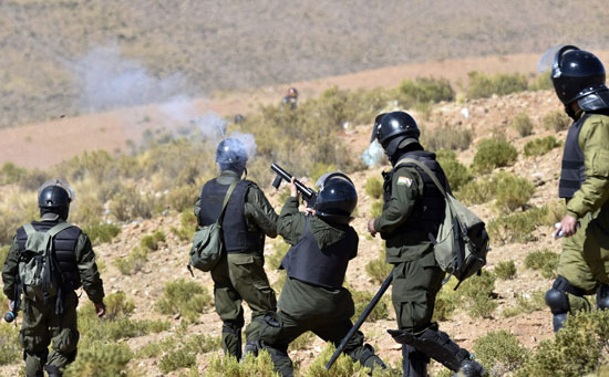 رجال الشرطة فى بوليفيا تطلق الغاز المسيل للدموع